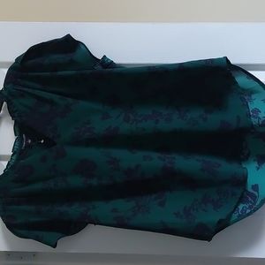 41 Hawthorn Tiffany tilup sleeve blouse Green size L